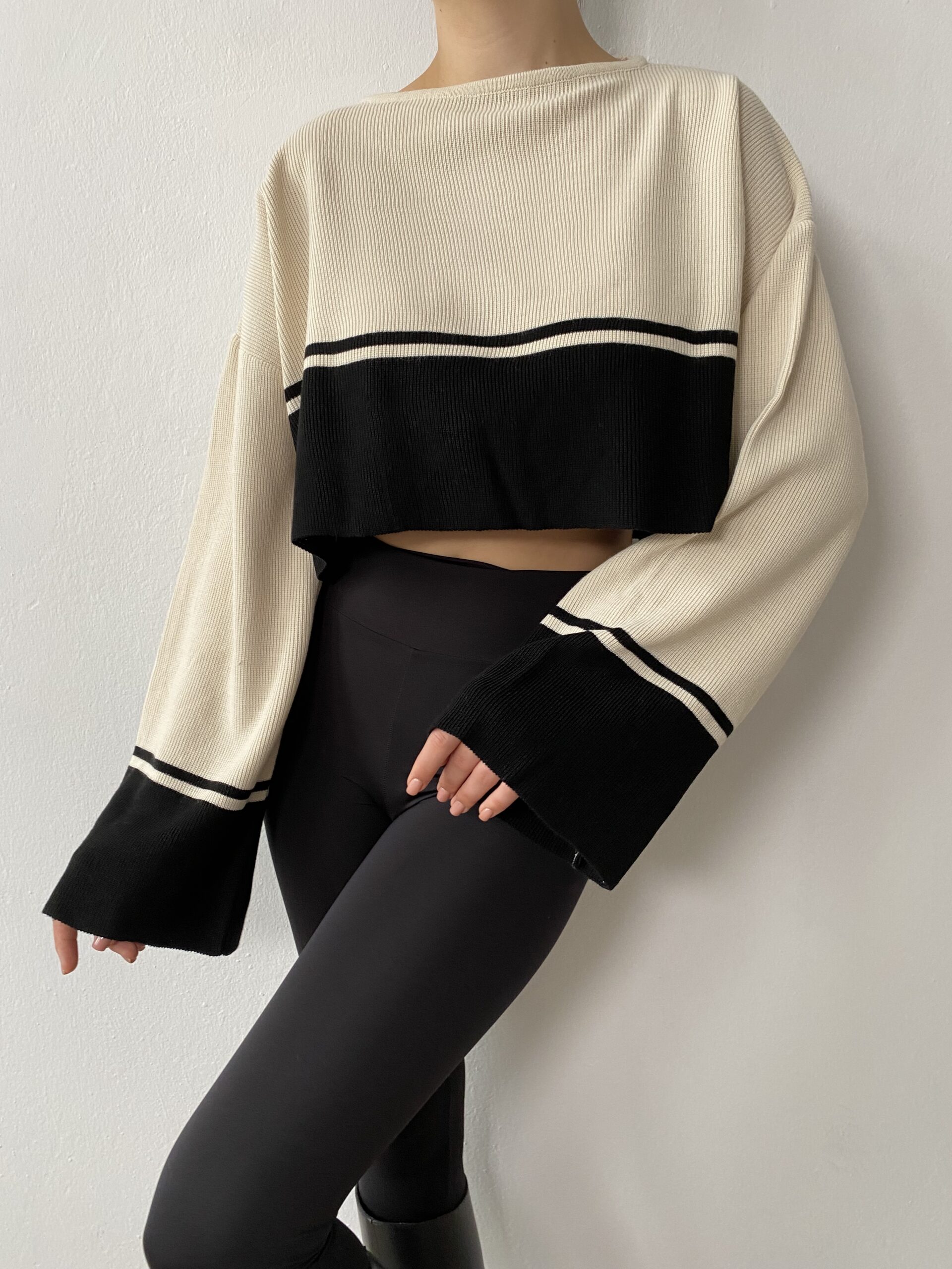 Pull court noir et beige