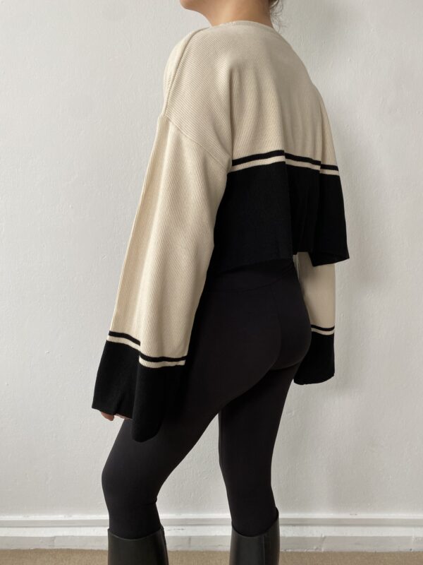 Pull court noir et beige